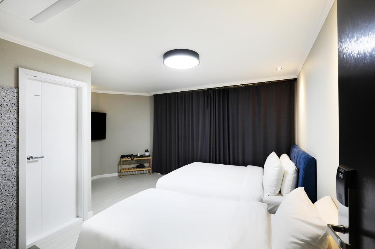 Cornerstone Hotel Сеогвипо Екстериор снимка